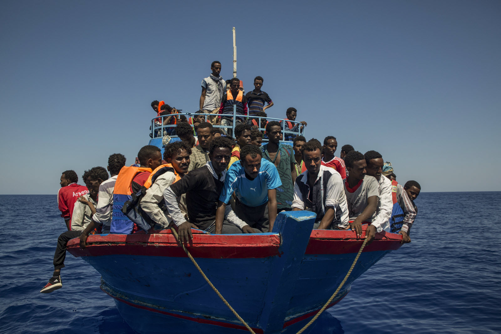 des migrants sauves par l quot aquarius quot en 2017 photo angelos tzortzinis afp 1563693206