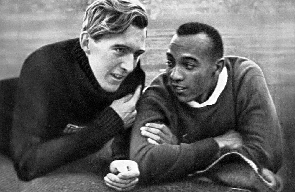 luz long und jesse owens bei einem gespraech in berlin im jahre 1936