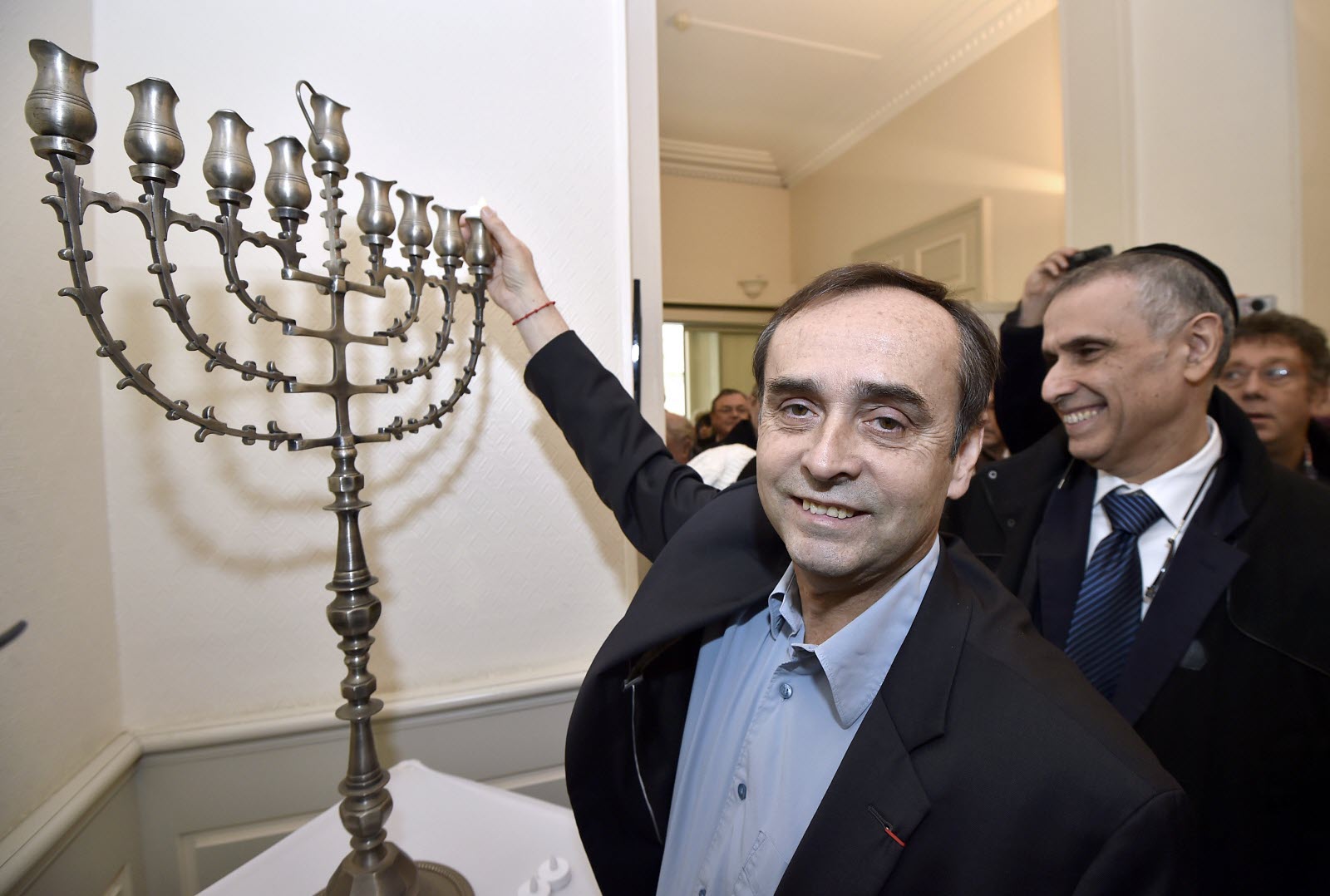 robert menard a allume l une des bougies de la hanoukkia installee dans le hall de la mairie de beziers photo afp pascal guyot 1418750422